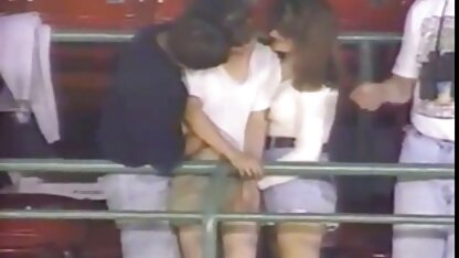 Quý cô sẽ thấy mình giải trí tại nơi làm việc, vì cô ấy thường xem các trang web khiêu dâm trong phim sec lon dit nguoi giờ làm việc