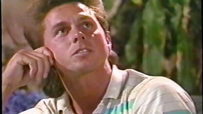 Hai sec lon dit nguoi cô gái trẻ Latinh trong trang phục bikini. Nhưng nó sẽ là trò chơi gì nếu anh ta không thể rời mắt khỏi những khối phồng tuyệt vời của những con chó cái