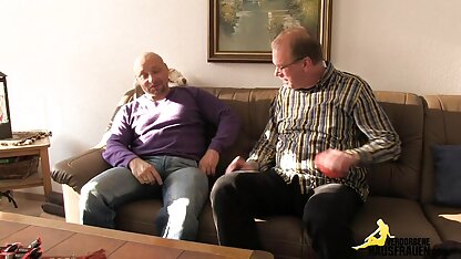 Hai người đồng tính nữ, quyết định chơi với nhau, khi hứng thú lên đến nhà nguyện, một chàng trai bắt họ và họ quên mất khuynh hướng đồng tính nữ, tham lam ngoạm lấy dương phim sec ngua voi nguoi vật của anh ta