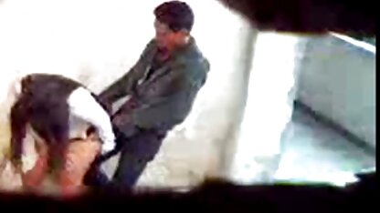 Cô gái nhỏ nhẹ dạ cả tin đưa một người lạ về nhà, tin rằng vì sec nguoi va cho anh ta mà anh ta bị gãy chân. Người đàn ông nói với cô ấy rằng để dễ dàng hơn cho anh ta, cô ấy nên bú cặc của anh ta và cô gái ngốc nghếch tin tưởng và leo vào quần của anh ta