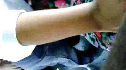 Brunette chèn một đen tinh ranh trong cô ấy phim séc thu âm đạo