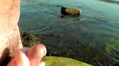 Rất đẹp busty brunette fucks và hút tinh ranh trong các xe sec thu dit nhau hơi