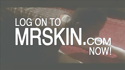 Một trẻ điếm sec nguoi va heo chị cô ấy miệng với một cao su đồ chơi và được fucked trong hậu môn