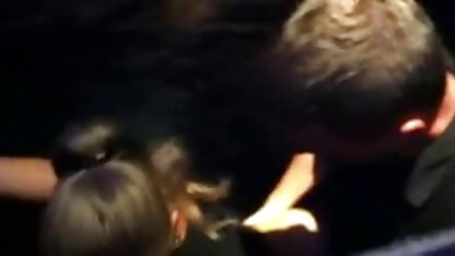 Một người dễ thương vuốt ve các chân phim sec lon dit nguoi của một con quái vật tóc đỏ và chị trong hậu môn