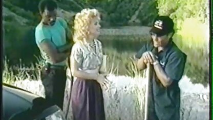 Slutty Karlee Grey và sec thu nguoi va ngua Angela mặc đồng phục và chơi ba người với một người lính