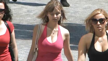 Đẹp brunette trong một váy hút phim sec nguoi vathu vòi nước