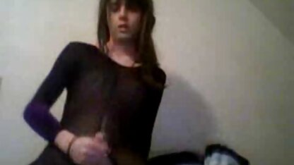 Một chàng với một mohawk trên của anh ấy đầu chị một dễ phim sec thu vat thương blondie