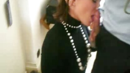 Hai con chó cái buộc một khẩu súng gây choáng vào quả bóng của anh chàng phim sec dong vat voi nguoi và nhấn nút khi không nghe lời dù là nhỏ nhất. Anh ta được lệnh phải liếm pussies của họ