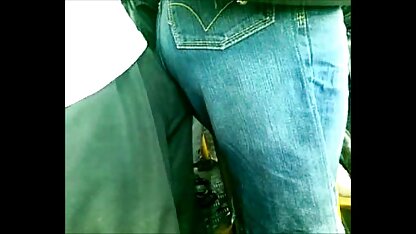 Dễ thương gà con có vui vẻ sec thu 2018 với một đen vòi nước