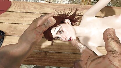 Một người đàn ông trưởng thành kéo secthu va nguoi một cô gái tóc vàng gầy phong cách doggy