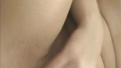 Một phụ nữ trưởng thành đưa bạn gái trẻ về nhà, trói cô vào giường, bắt đầu khơi dậy dục vọng trong cô. Khi các cô gái ướt đẫm vì phấn khích, cô ấy đã gọi một anh chàng với một con phim sec nguoi va lon cặc to