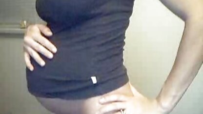 Không rõ đây là một cô gái, một trường sec thu dit nhau dạy nghề nào đó hay chỉ là một con điếm. Nhưng rõ ràng một điều, cô ấy sẵn sàng bú cặc ở bất cứ đâu, kể cả ở cầu thang bình thường của tòa nhà nhiều tầng. Và người đàn ông giật một chút trên áo khoác của cô ấy, nhưng nhiều tinh trùng hơn vào tay