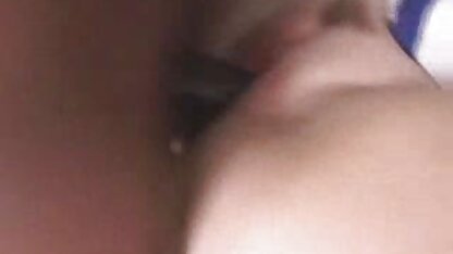 Con chó cái mặc quần áo của chồng trong đồ lót của cô ấy và phim sec nguoi va dong vat fuck anh ta với một strapon