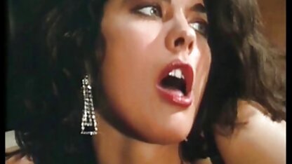 Busty sexy đồng tính nữ vuốt ve trong một sec nguoi va ngua taxi và Mẹ kiếp một L. với một dildo