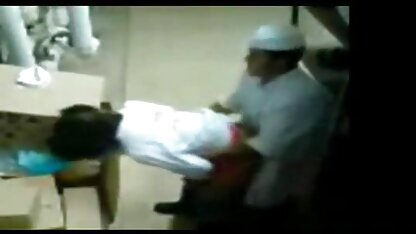 Một người sec thu cho dit nguoi đàn ông trưởng thành đặt tiền vào miệng của một cô gái trẻ tóc vàng và fuck cô ấy