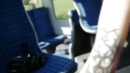 Brunette tuổi teen hút vòi nước sec lon dit nguoi trong các xe hơi