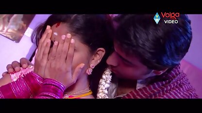 Các nghệ sĩ vẽ một bức tranh và chị một sec cho đit nguoi người mẫu tóc nâu sexy