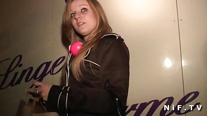 Sau khi đặt cô bạn gái yêu quý và rất xui xẻo của mình trên một chiếc ghế sofa mềm mại, anh chàng dứt khoát chọc tức âm hộ ướt át của cô ấy bằng những ngón tay điêu luyện, sau sec nguoi va ngua đó anh ta bẻ cong người đẹp bằng giáp xác và địt cô ấy thật mạnh.