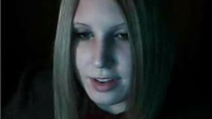 Một đam mê tóc sec nguoi va heo vàng fucks trong hậu môn trên một đỏ sofa