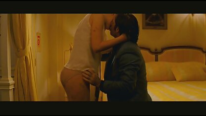 Một cô gái trẻ sắp xếp một nhóm quan hệ tình dục sec nguoi va dong vat trên xe buýt