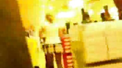 Busty tóc vàng hút dương vật từ một người đàn ông có qhim sec thu kính