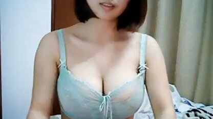 Cô gái tóc vàng đặt ngón tay phim sec ngua va nguoi vào âm hộ của bạn mình và vuốt ve cô ấy