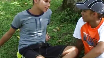 Sinh viên trẻ vui đùa với máy phim sec lon dit nguoi rung