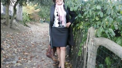 Một trẻ brunette trong màu hồng quần lót thủ dâm ở phía trước của một mạng phin sec nguoi va thu quan sát, mạng theo dõi