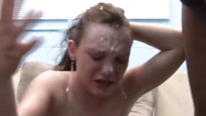 Một cô sec nguoi dit ngua gái trẻ tóc vàng liếm hậu môn của mẹ kế bên hồ bơi