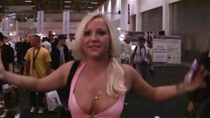 Một cô gái mỏng nuốt sâu một vòi nước và sec nguoi dit cho gags trên nó