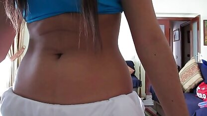 Chàng trai trẻ đã bị sốc khi một phụ nữ sang trọng, trưởng thành đến gặp anh và yêu cầu anh xoa bóp lưng sec nguoi va thu cho cô. Thấy con cặc của anh lòi ra, cô quyết định chơi một chút với anh