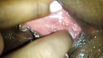 Một trẻ bitch thực hiện một xoa bóp cho cô ấy khách tai phim sec thu hàng và hút của mình dương vật