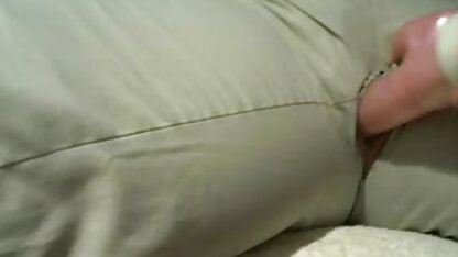 Một trẻ nga blondie trên những vật phim sec nguoi vathu đúc làm cho cunnilingus đến một lesbian