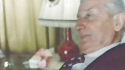 Các anh chàng gặp nhau trong bãi đậu xe với một cô gái trẻ có cặp mông hấp dẫn thò ra từ dưới quần của anh ta, một vài lời ngọt ngào và con đĩ sẵn sàng đi với họ đến một nơi yên sec thu nguoi tĩnh và bú cu của họ