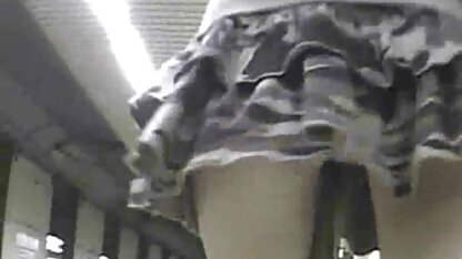 Một cô gái tóc nâu ăn mặc quyến rũ, mặc một sec thu cho bộ đồ cao su gợi tình, táo bạo xuất hiện trước mặt một vài người bạn già của mình, những người không thể vô tư ngắm nhìn thứ nhỏ bé đã chín muồi này và đụ con đĩ một cách sung sướng.