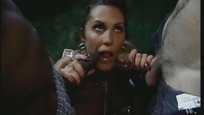 Các chàng trai dàn xem sec thu dựng hai lần thâm nhập của cô gái tóc vàng và đổ tinh trùng vào lỗ của cô ấy