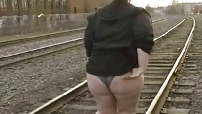 Một trẻ đẹp người phim sec ngua du nguoi fucks một trưởng thành busty phụ nữ trong hậu môn