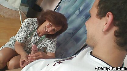 Busty gà con xé cô ấy pantyhose và masturbates xnxx sec thu cạo âm đạo