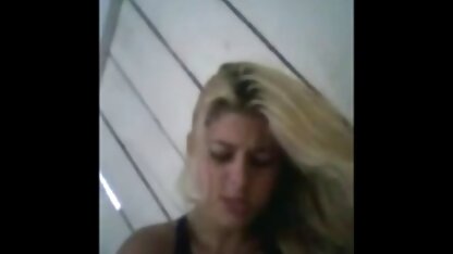 Một cô gái tóc vàng mập mạp, béo ú mặc áo hồng sec thu 2018 đến chơi porncasting